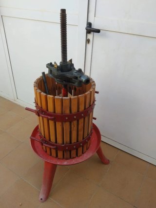 Prensa para hacer vino de madera