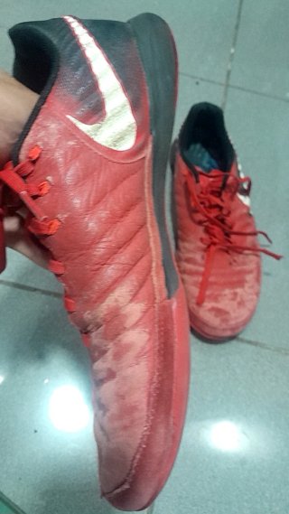 Zapatillas de fútbol Nike Rojas y Negras
