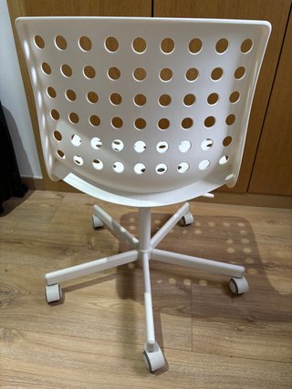 Silla de oficina blanca con ruedas