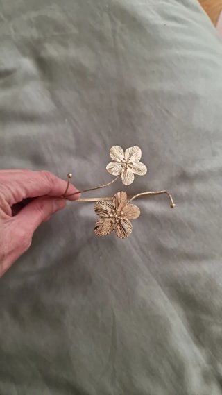 Brazalete dorado con flores