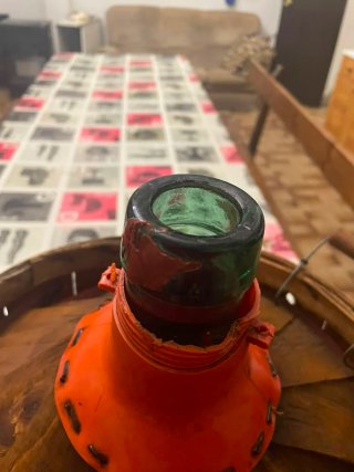 Garrafa de vidrio con cesta de madera