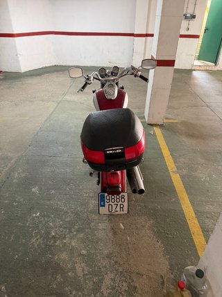 Moto Cruiser Roja y Plateada