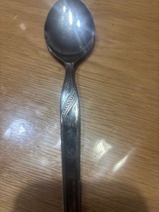 Cuchara de metal plateada