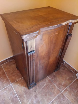 Máquina de coser Singer antigua con mueble
