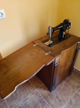 Máquina de coser Singer antigua con mueble