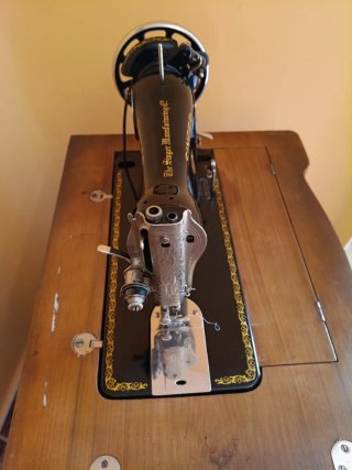 Máquina de coser Singer antigua con mueble