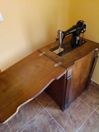 Máquina de coser Singer antigua con mueble