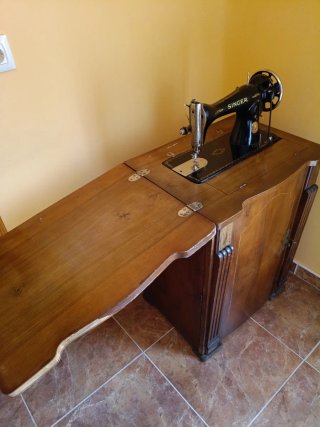 Máquina de coser Singer antigua con mueble