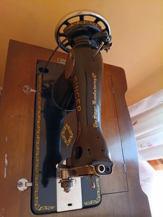 Máquina de coser Singer antigua con mueble