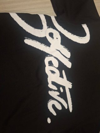 Camiseta negra con estampado