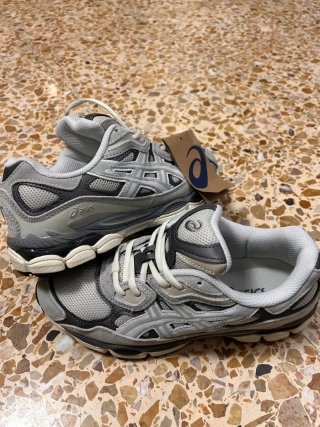Asics Hombre Beige/Gris/Blanco Sin Usar