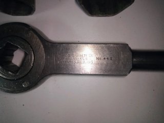 Llave carraca y vasos antiguos