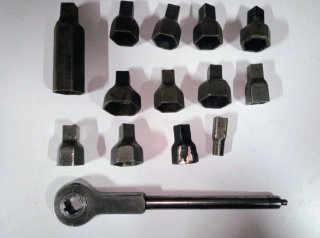Llave carraca y vasos antiguos