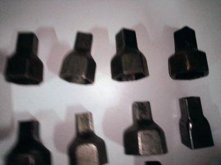 Llave carraca y vasos antiguos