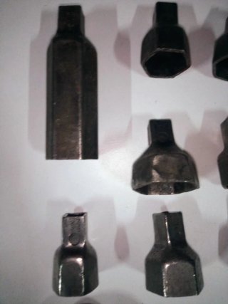 Llave carraca y vasos antiguos