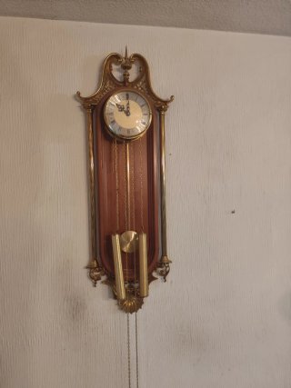 Reloj de pared antiguo de péndulo
