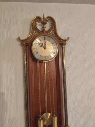 Reloj de pared antiguo de péndulo