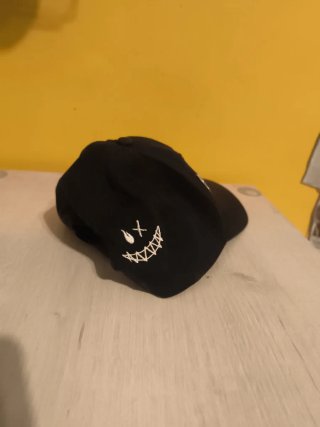 Gorra Negra con Diseño R y Dólares