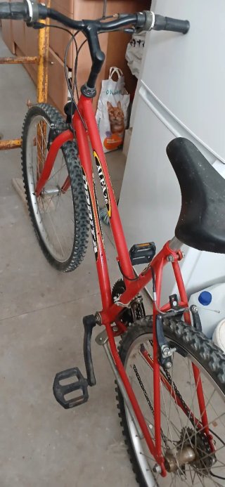 Bicicleta de montaña roja