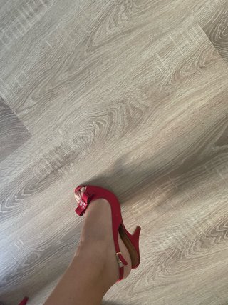 Sandalias rojas tacón con lazo y pedrería