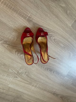 Sandalias rojas tacón con lazo y pedrería