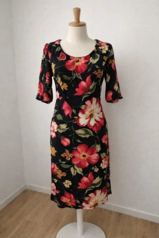 Vestido floral negro con volantes