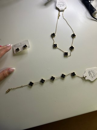 Collar,pendientes y pulsera trébol negro y dorado