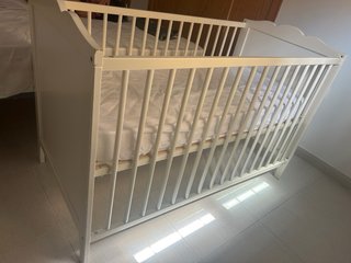 Cuna de bebé blanca