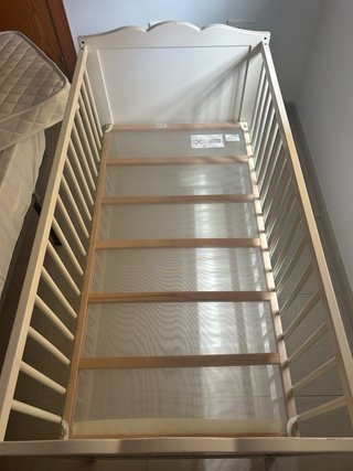 Cuna de bebé blanca