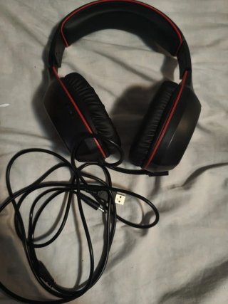 Cascos gaming negros con detalles rojos