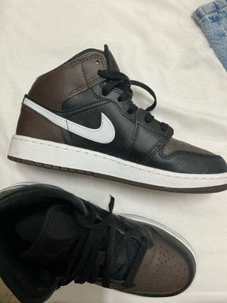 Nike Jordan 1 Mid Marrón y Negro