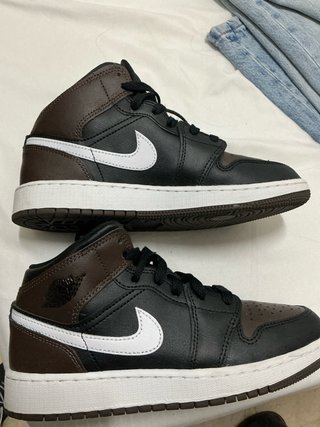 Nike Jordan 1 Mid Marrón y Negro