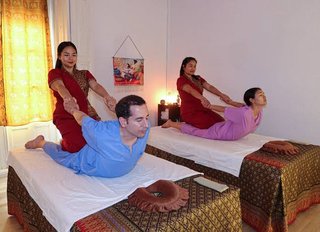 MASAJE THAI CON PÍEDRAS ENERGETICAS