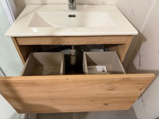 Mueble de baño con lavabo y grifo