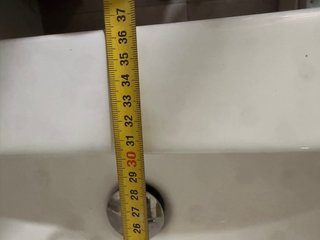 Mueble de baño con lavabo y grifo
