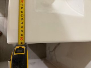 Mueble de baño con lavabo y grifo
