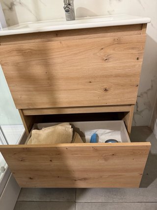 Mueble de baño con lavabo y grifo