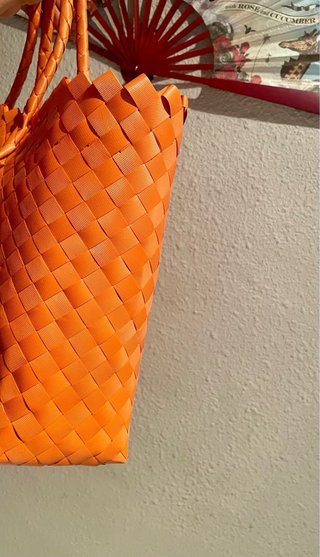 Bolso tejido naranja mujer playa ciudad