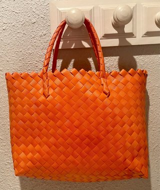 Bolso tejido naranja mujer playa ciudad