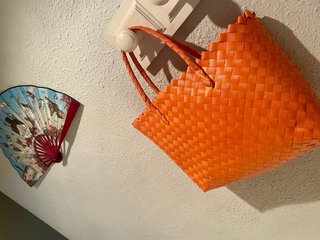 Bolso tejido naranja mujer playa ciudad