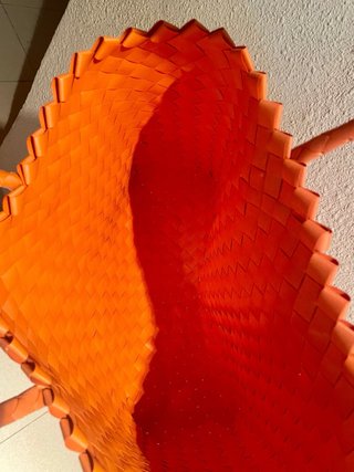 Bolso tejido naranja mujer playa ciudad