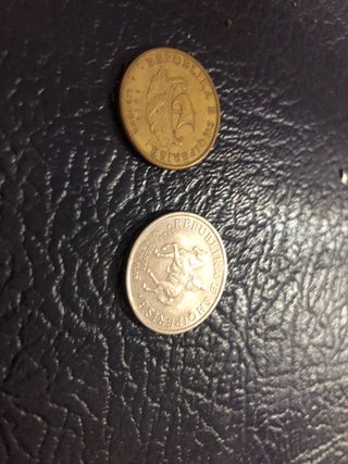 Monedas 20 y 50 leke