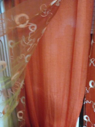 Cortinas Naranja con Diseño Blanco