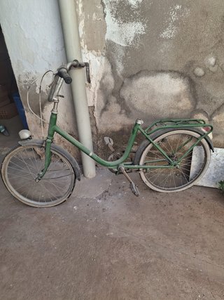 Bicicleta antigua verde y azul