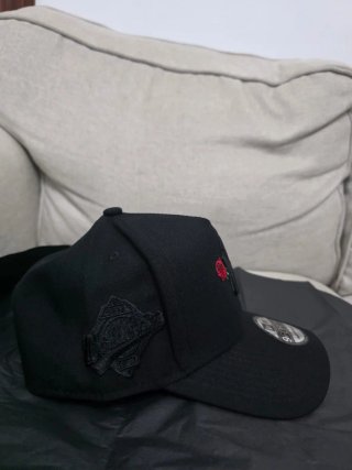 Gorra New Era NY con Rosa Roja
