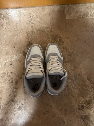 Zapatillas Off-White grises y blancas
