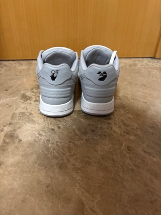 Zapatillas Off-White grises y blancas