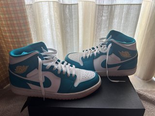 Jordan 1 Mid Azzurre e Bianche