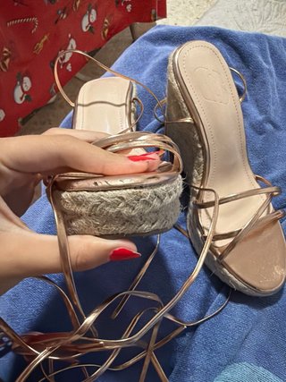 Sandalias atadas