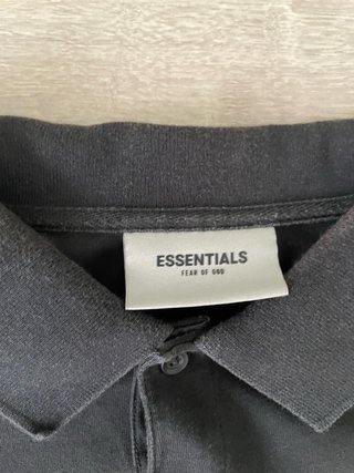 Polo Fear of God Essentials Negro Boxy Fit